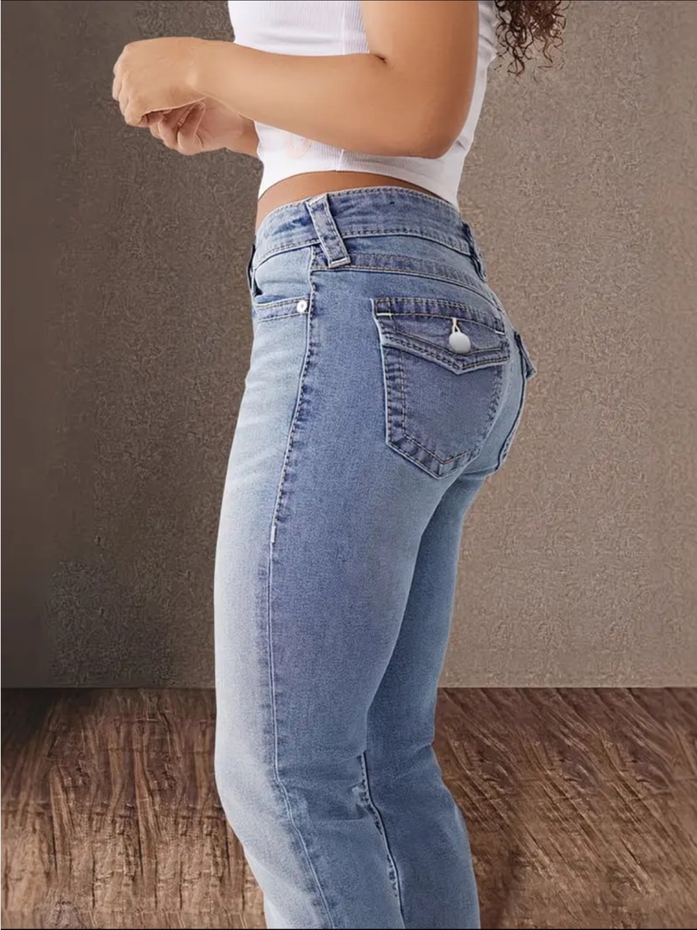 💙NEW!!! Super cute flap back pocket jeans.